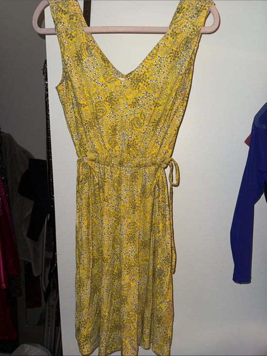 Cynthia Rowley Dresses & Skirts - Cynthia Rowley Yellow Paisley Floral V-Neck Tie-Waist Midi Dress
